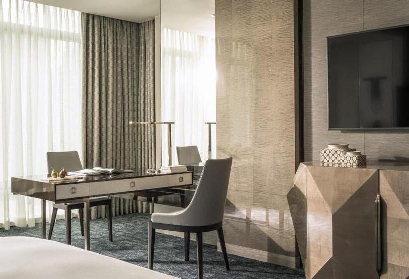 Номер Премиум, Four Seasons Hotel Kuala Lumpur