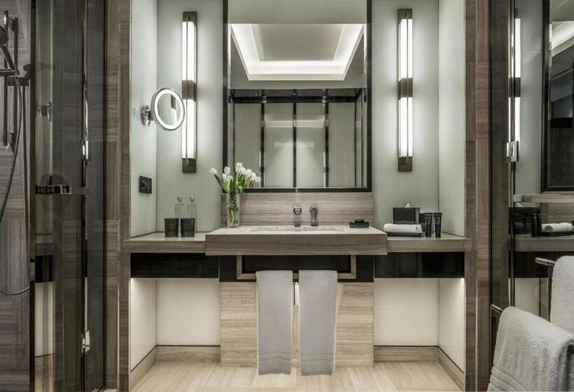 Номер Клуб, Four Seasons Hotel Kuala Lumpur