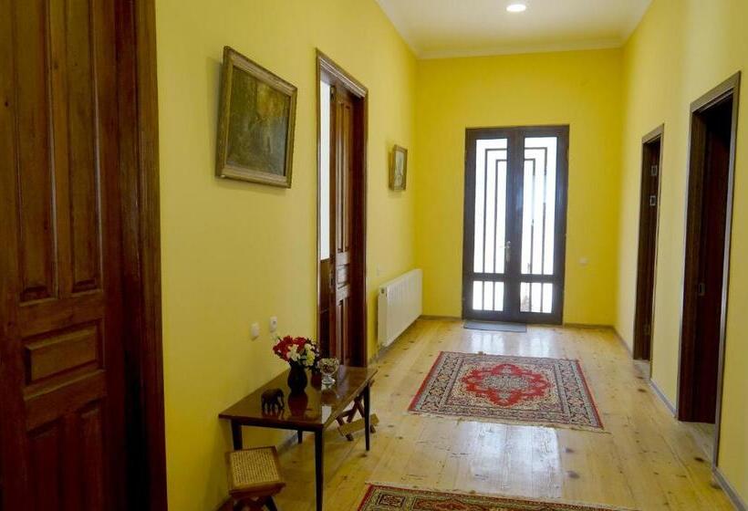 اتاق خانوادگی, Mimino Guest House
