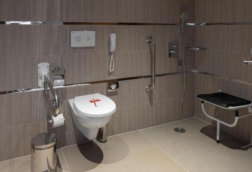 اتاق استاندارد با تخت بزرگ برای معلولان, Ramada Plaza By Wyndham Rize