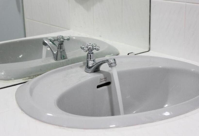 اتاق استاندارد با سرویس بهداشتی مشترک, Home@hostel Kanchanaburi