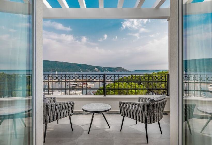 سوییت با چشم‌انداز دریا, Lazure Hotel & Marina