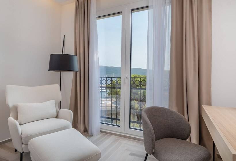 سوییت با چشم‌انداز دریا, Lazure Hotel & Marina