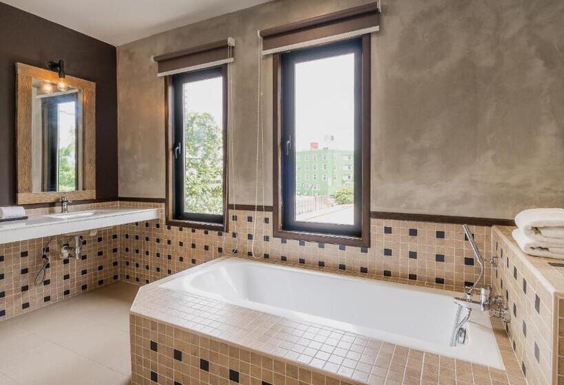 Suite, Treasures Hotel And Suites