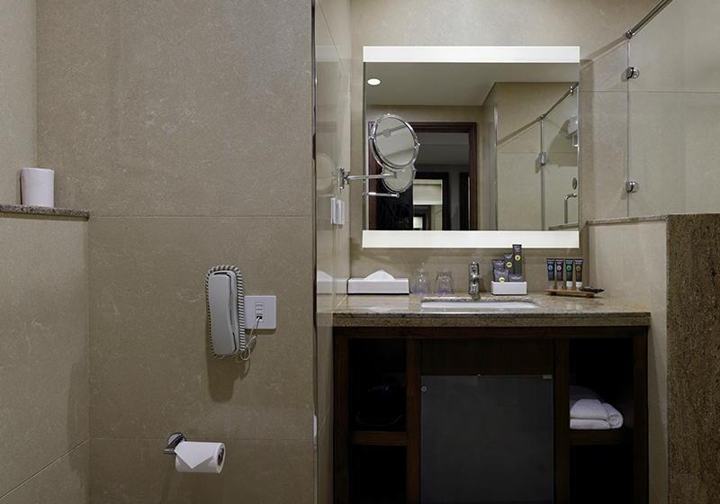 디럭스 룸 킹사이즈 침대, Novotel Kochi Infopark