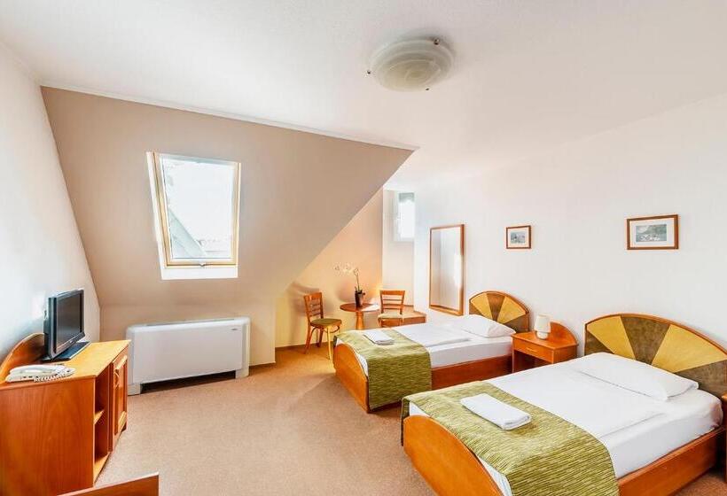 Номер Стандарт Трехместный, Baross City Hotel   Budapest