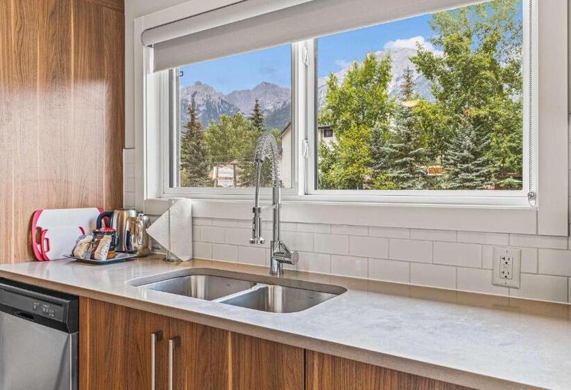 スタンダードスタジオ, Basecamp Resorts Canmore