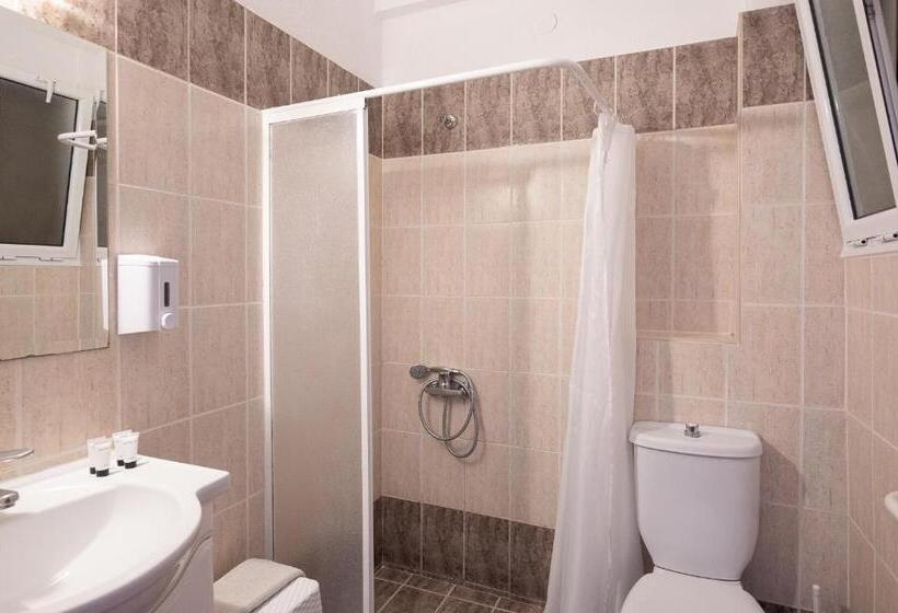 اتاق استاندارد سه نفره, Akropol