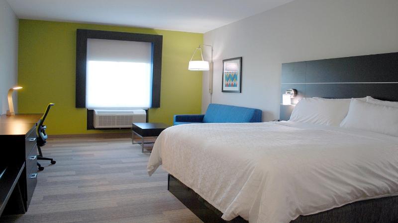 מיטת קינג בסוויטה, Holiday Inn Express & Suites White Hall, An Ihg