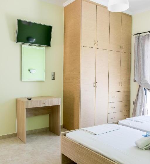إستديو قياسى مطل على حمام السباحة, Golden Sun Villas