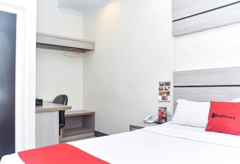 Номер Economy, Reddoorz Plus Near Makassar Town Square
