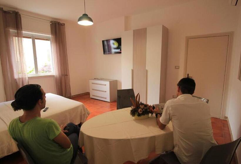 带共用浴室的标准房间, Guest House