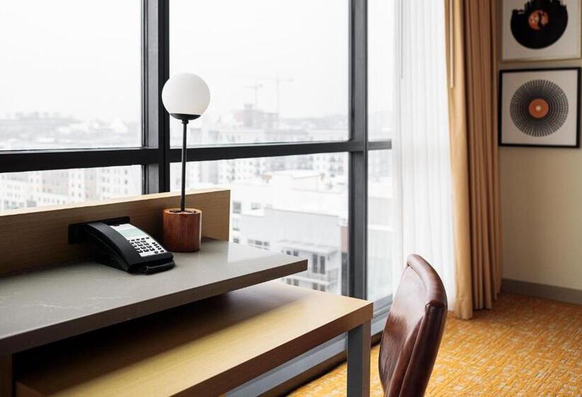 带大床的套房, Holiday Inn & Suites Nashville Downtown Broadway