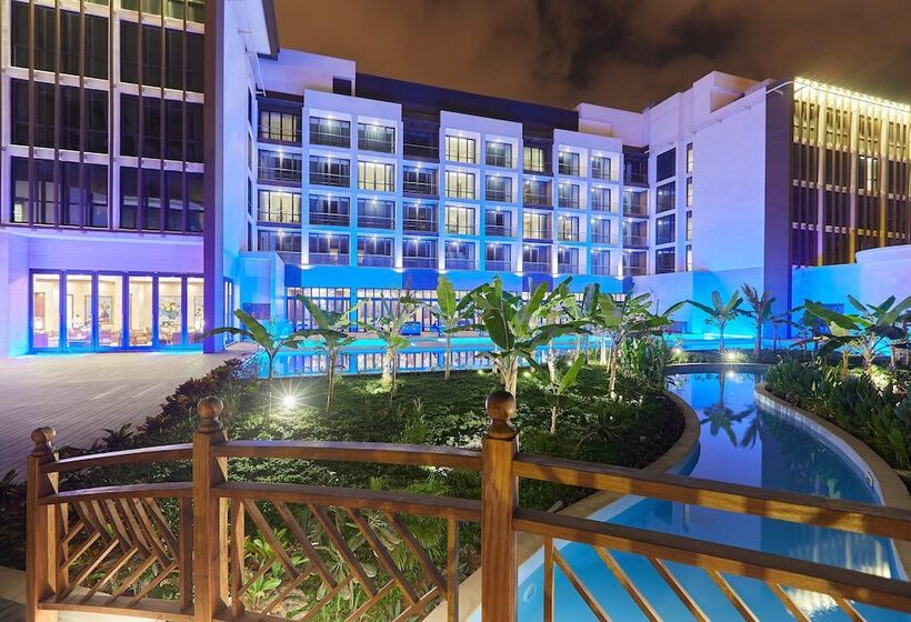 غرفة بريميوم مطلة على حمام السباحة, Millennium Resort Salalah