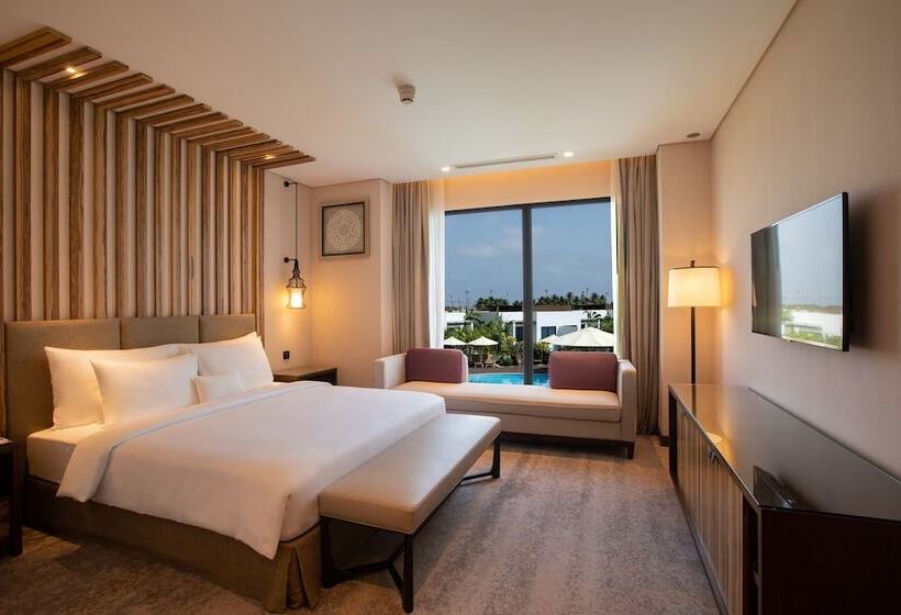 غرفة بريميوم مطلة على حمام السباحة, Millennium Resort Salalah