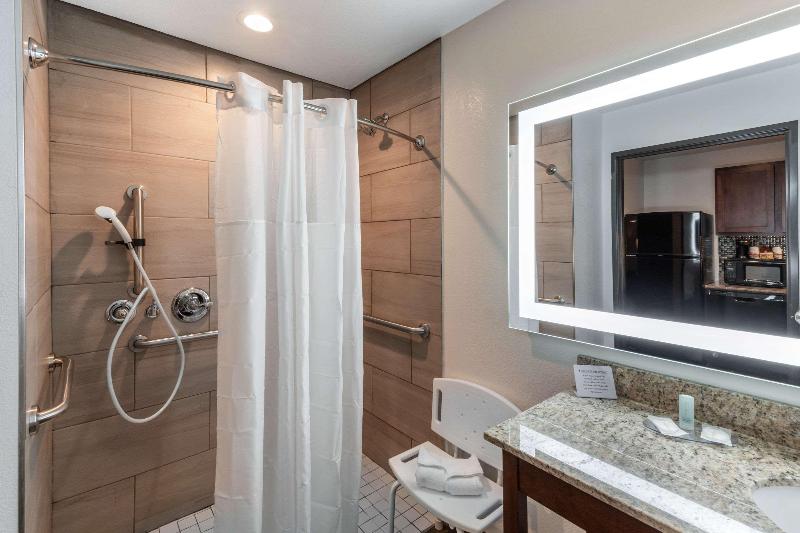 מיטת קינג בסוויטה, Mainstay Suites Denver International Airport