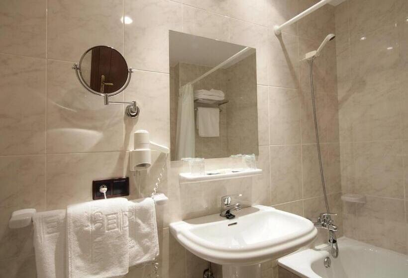 スタンダードルーム, Y Apartamentos Arias