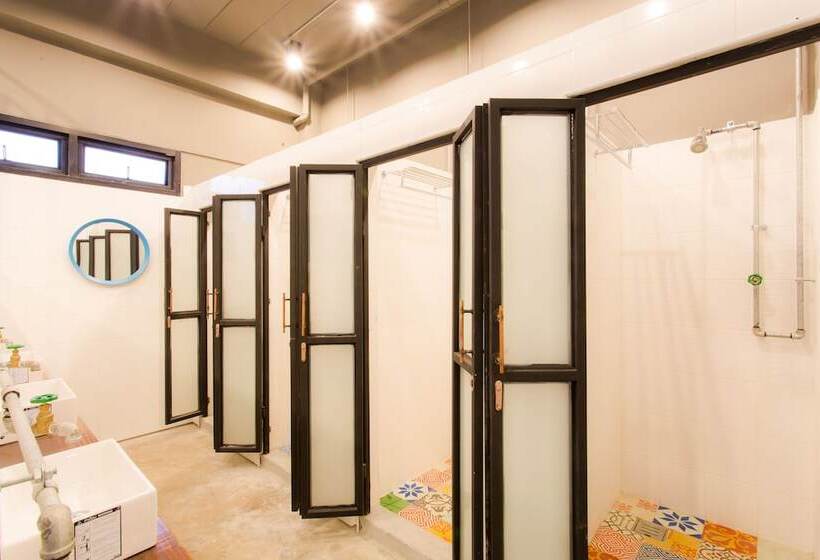 اتاق خانوادگی با سرویس بهداشتی مشترک, Bloo Hostel