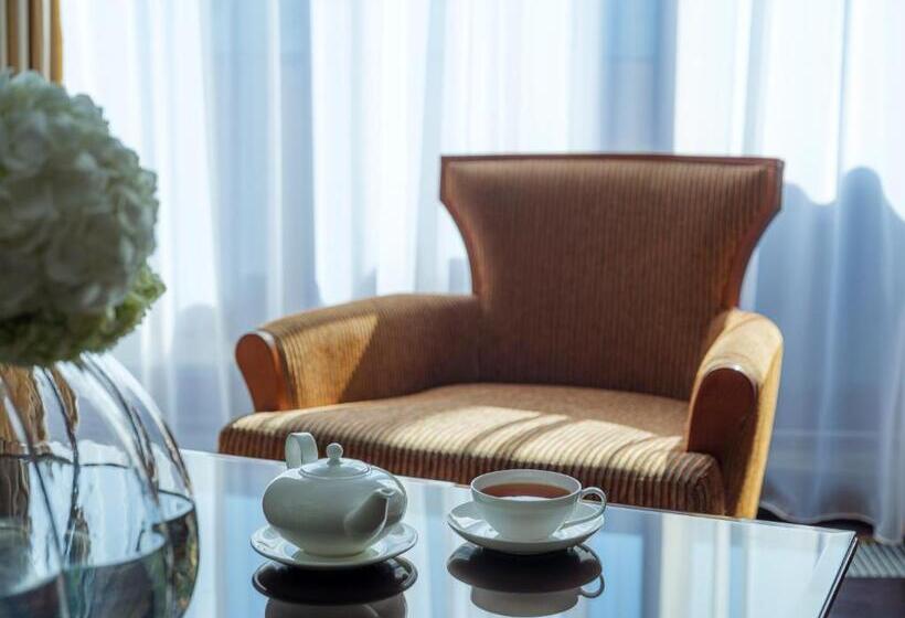 سوییت جونیور با چشم‌انداز دریاچه, Rixos Borovoe