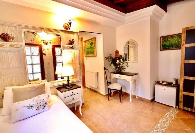 اتاق استاندارد سه تخته با چشم‌انداز استخر, Kemerbag 29   Adults Only