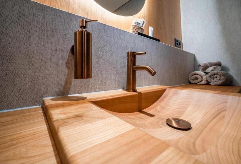 سوییت جونیور با بالکن, Boutique Hotel La Gorge