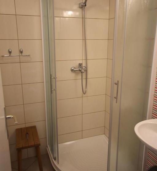 اتاق استاندارد سه تخته با سرویس بهداشتی مشترک, Apartments & Hostel Bohinj