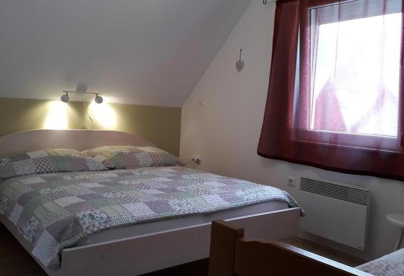 اتاق استاندارد سه تخته با سرویس بهداشتی مشترک, Apartments & Hostel Bohinj