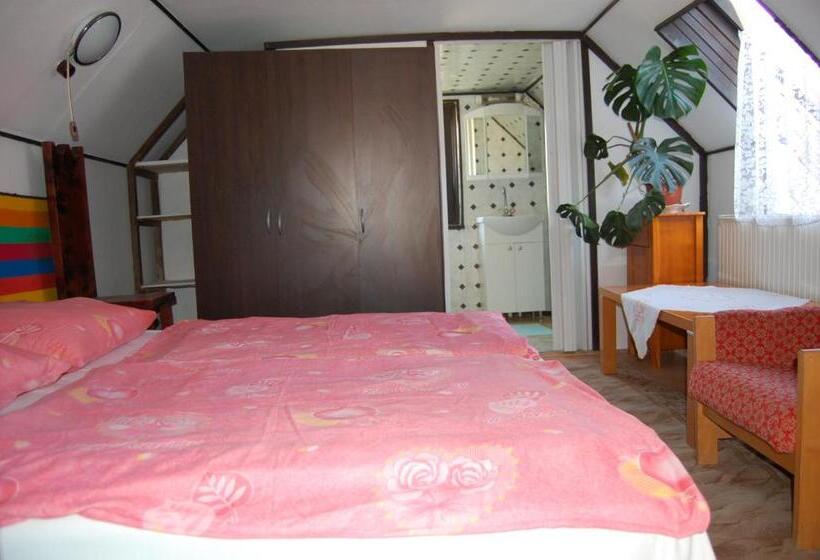 سوئیت پنت هاوس, Zách Klára Utcai Apartman