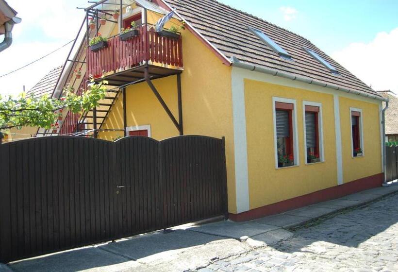 سوئیت پنت هاوس, Zách Klára Utcai Apartman