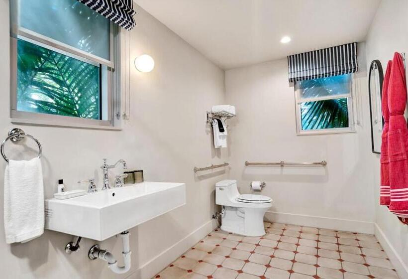 חדר דחוקס עם מיטת קינג, Trouvail Miami Beach
