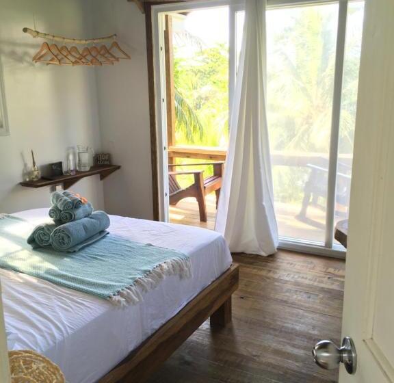 بنجلو قياسى مطل على البحر, Bird Island Bungalows
