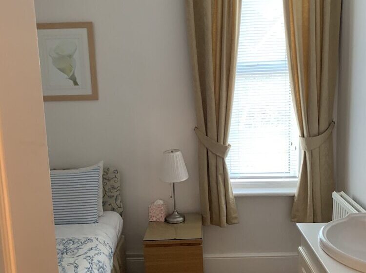 اتاق استاندارد یک نفره, Rivendell Guest House