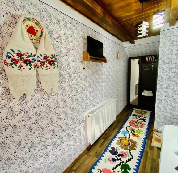 غرفة قياسية, Floare De Maramures 1