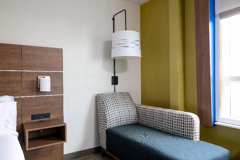 身障者適用キングサイズベッドルーム, Holiday Inn Express   Lethbridge Southeast, An Ihg