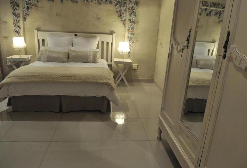Номер Стандарт Вид на Бассейн, House And Heart Guest House