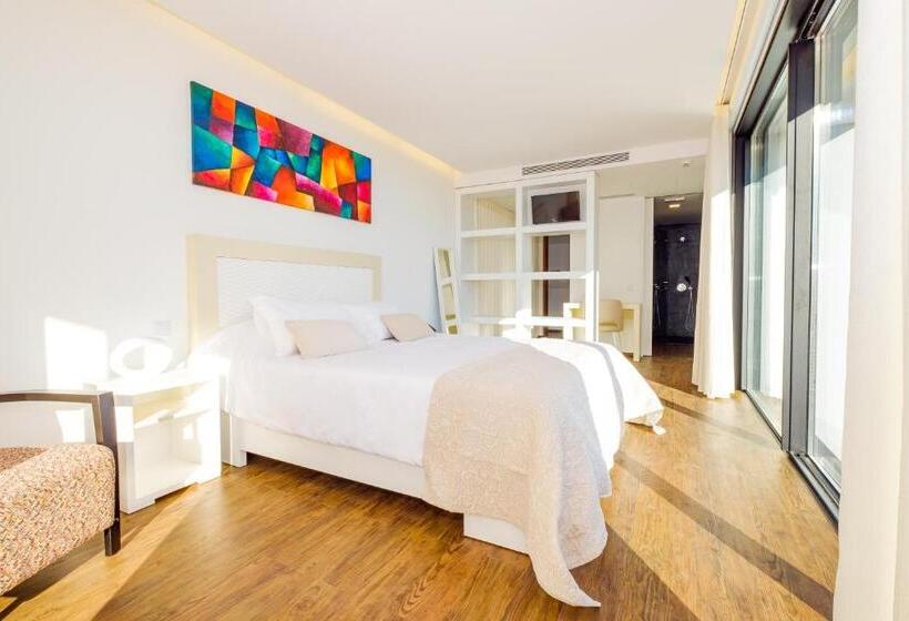 سوییت با چشم‌انداز جانبی دریا, Sisu Guest House