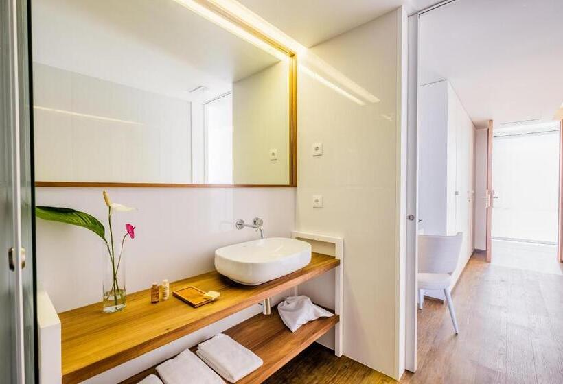 سوییت با چشم‌انداز جانبی دریا, Sisu Guest House