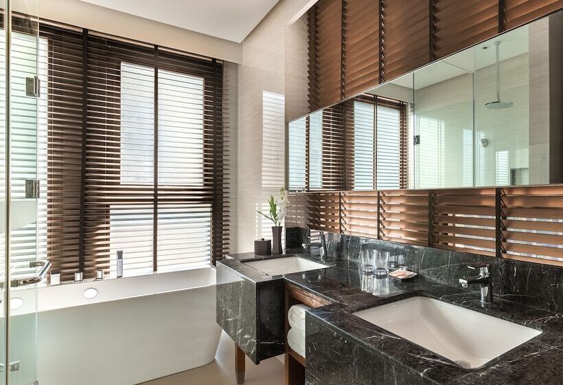 Люкс, Dusitd2 Davao