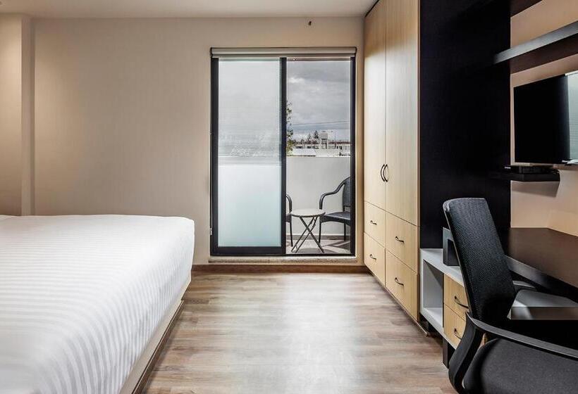 غرفة قياسية مزوَّدة بتراس, Room Hotel & Suites