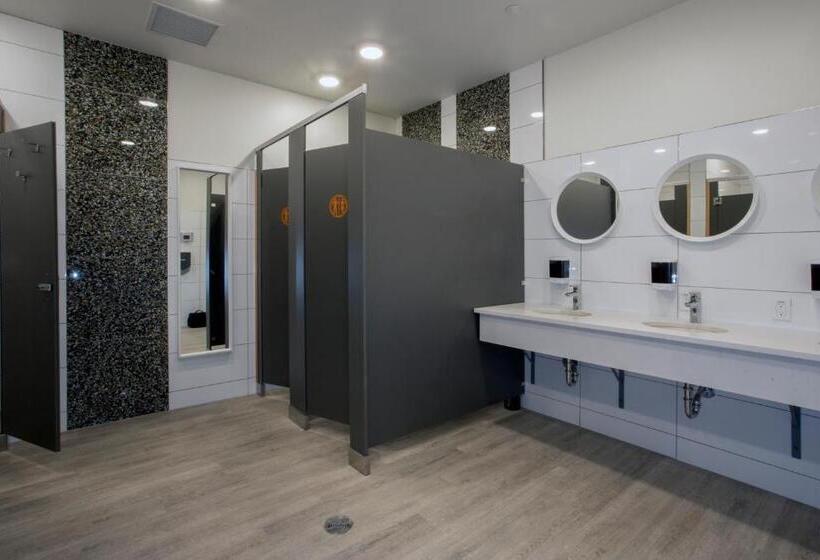ルームシェアのワンベッド, Canmore Downtown Hostel