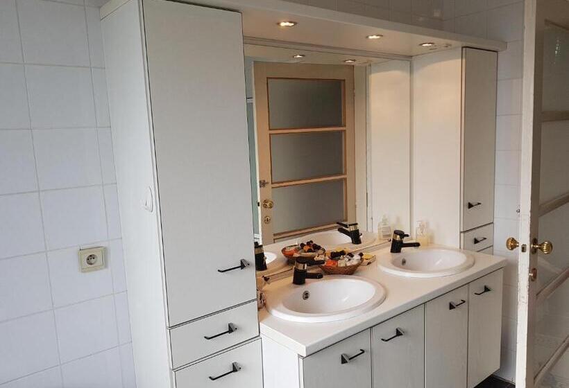 Quarto Standard Cama King, Château Lambert Moulinsart Hotel, Shuttle Airport, Long Term Parking, Snooker, Large Terrasse, Dinne