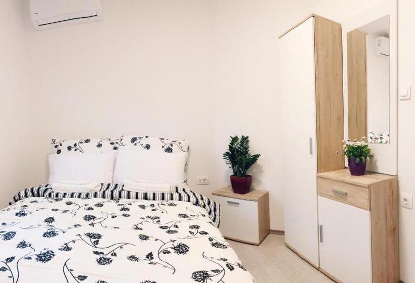 اتاق پایه با سرویس بهداشتی مشترک, Lina Rooms Hostel