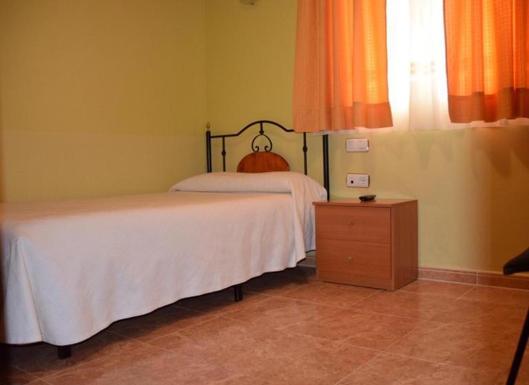 اتاق استاندارد یک نفره, Hostal Infante Peñafiel