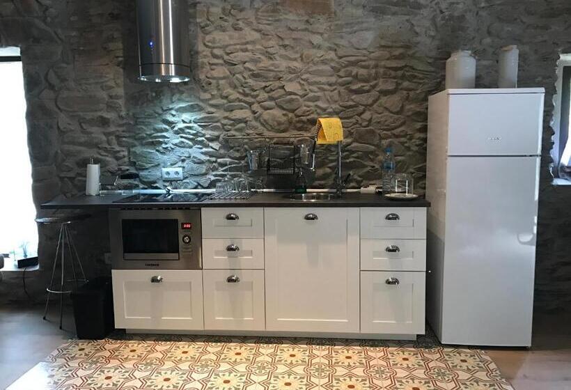 استودیوی لوکس, Hostal Sant Roc