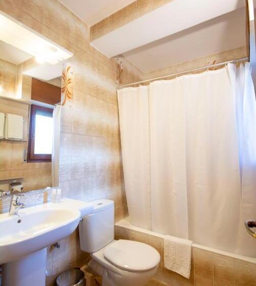 Номер Стандарт Трехместный, Hostal Noguera
