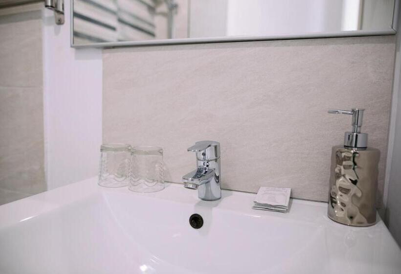 اتاق استاندارد با بالکن, Hostal Eixample