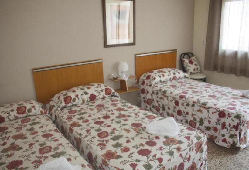Трехместный Номер Стандарт Совместная Ванная, Hostal Torre Mar