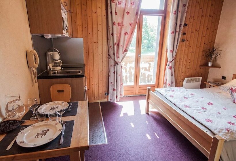 Студия Стандарт, Résidence La Cour