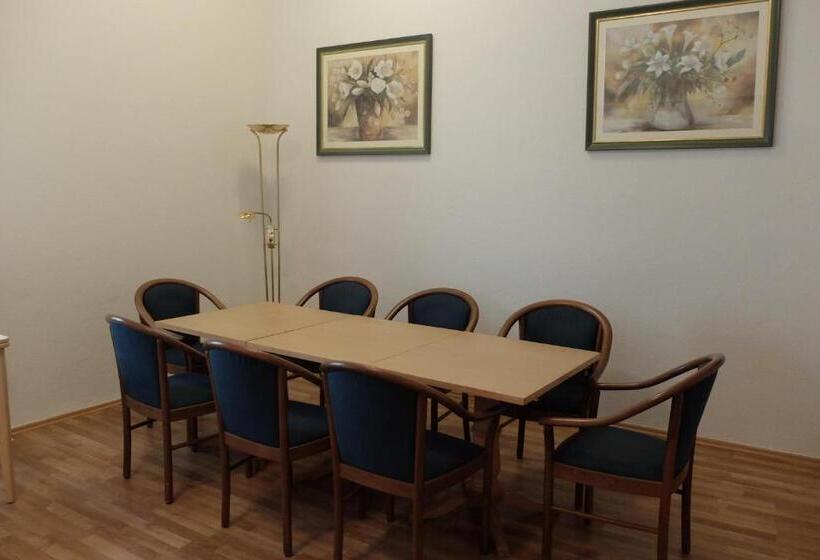 חדר משפחתי, Pension Domke