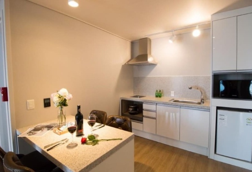 اتاق خانوادگی با چشم‌انداز دریا, Lium Spa Hostel